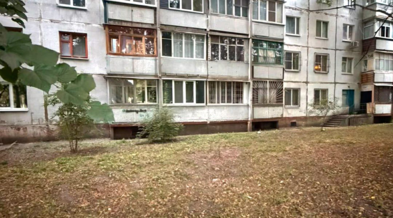У Харкові біля житлових будинків підірвали димові шашки