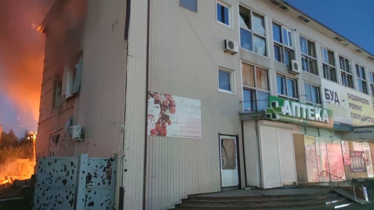 Удар БПЛА по передмістю Харкова: горіли аптека, банк і магазин