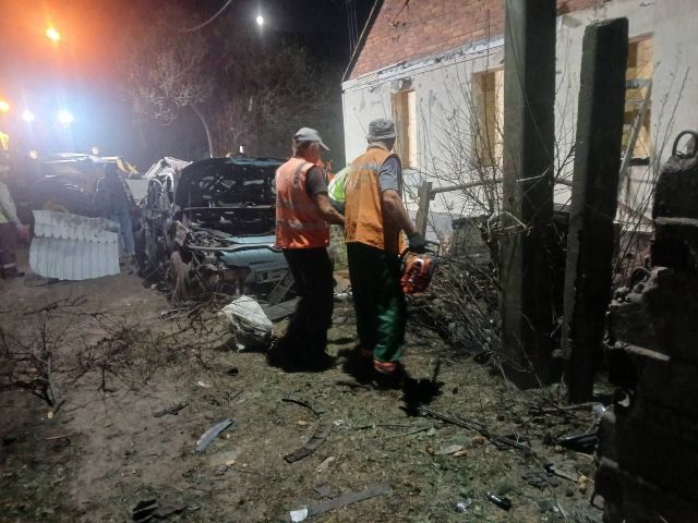 Повреждено 9 домов: в Харькове убирают на месте прилета (фото)