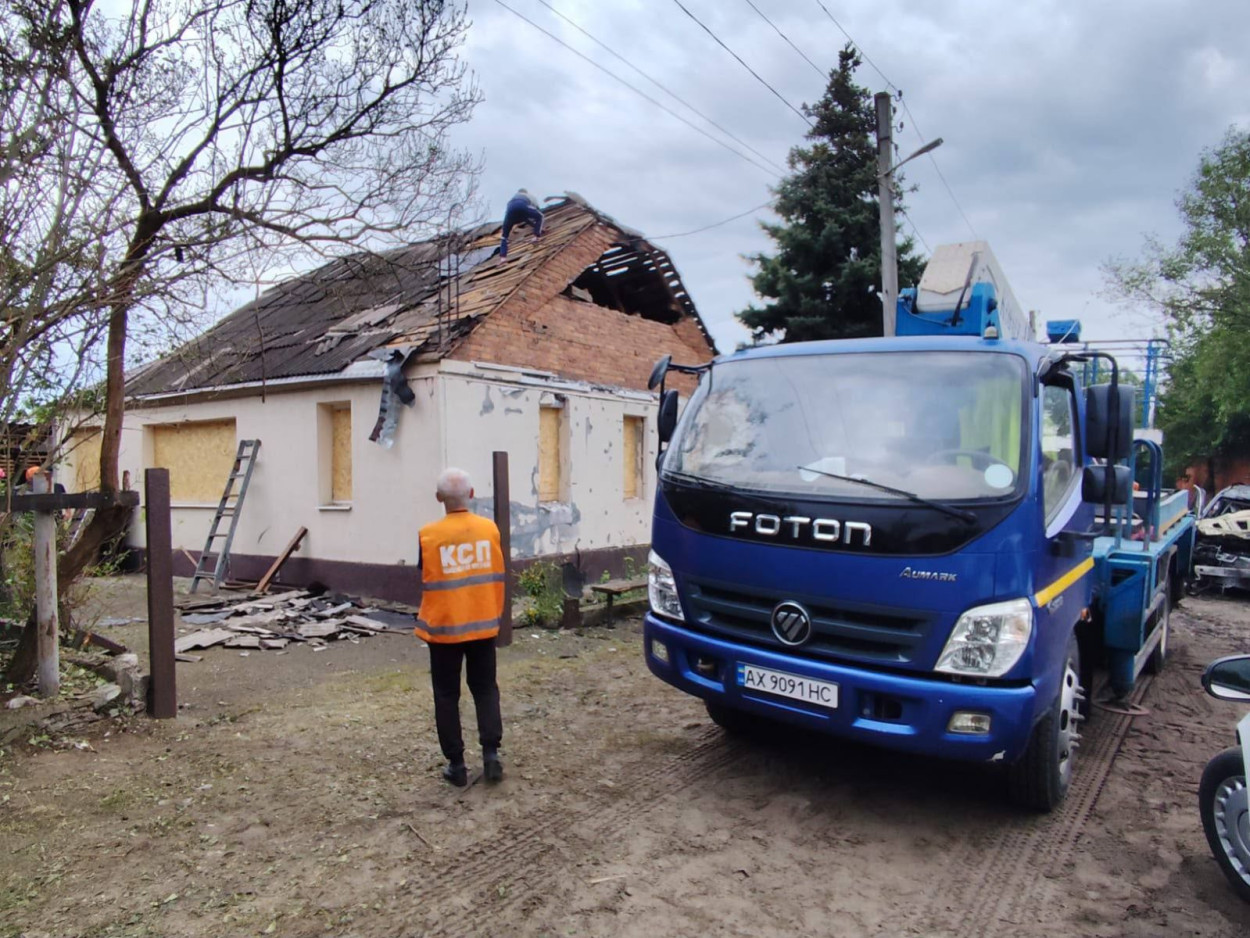 Повреждено 9 домов: в Харькове убирают на месте прилета (фото)