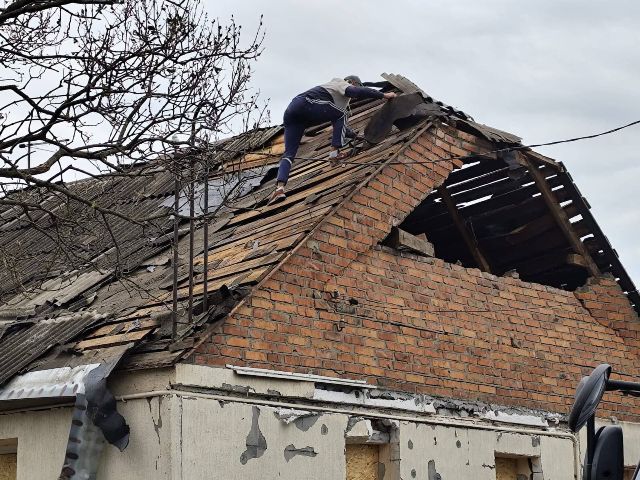 Повреждено 9 домов: в Харькове убирают на месте прилета (фото)