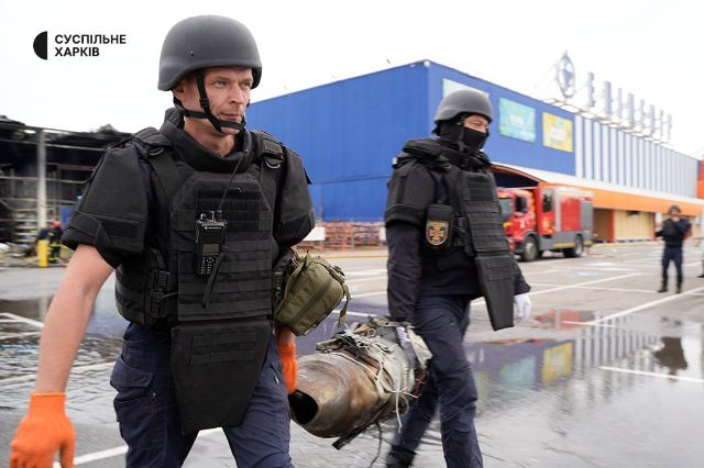 РФ днем 27 августа ударила по «Эпицентру» в Харькове: фото с места прилета