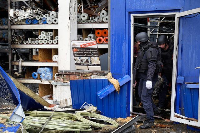 РФ днем 27 августа ударила по «Эпицентру» в Харькове: фото с места прилета