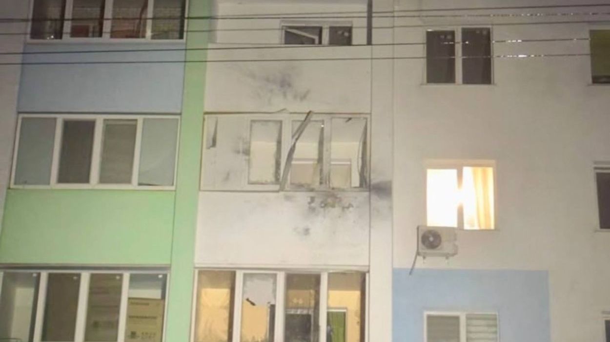 В Харькове беспилотник попал в балкон жилого дома