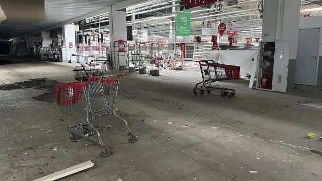 РФ 28 августа ударила по ТЦ «Караван» в Харькове: фото с места прилета