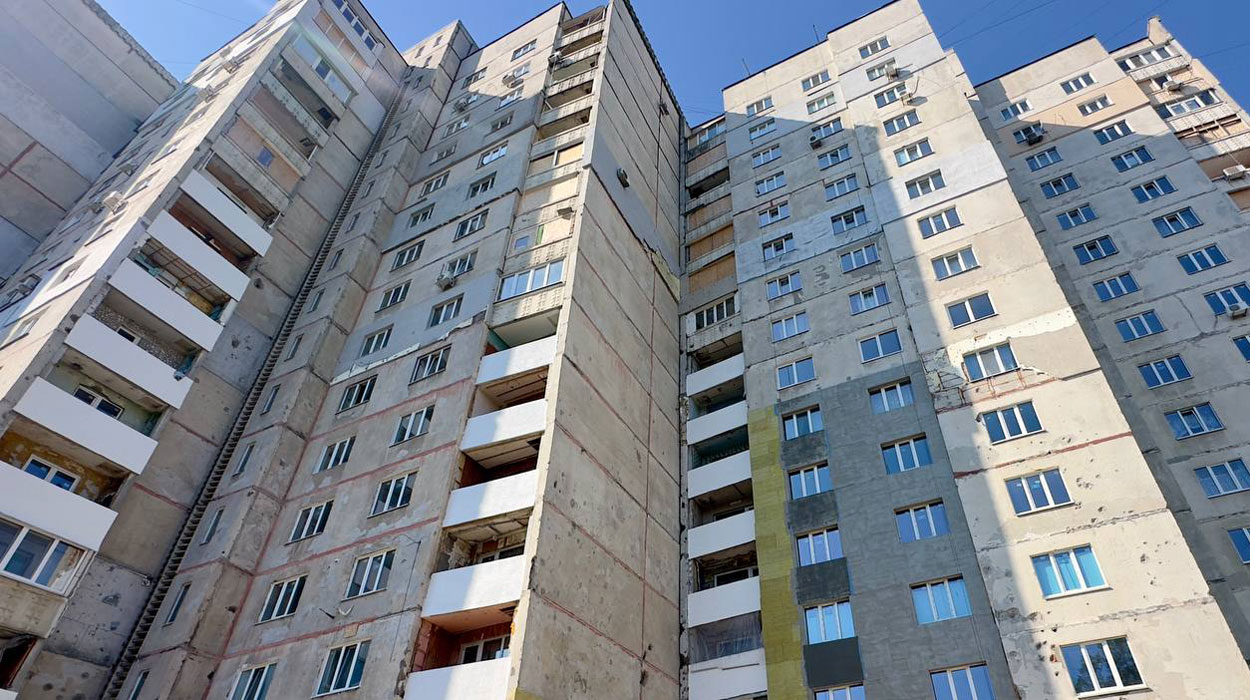 На проспекте Людвига Свободы восстанавливают поврежденный дом