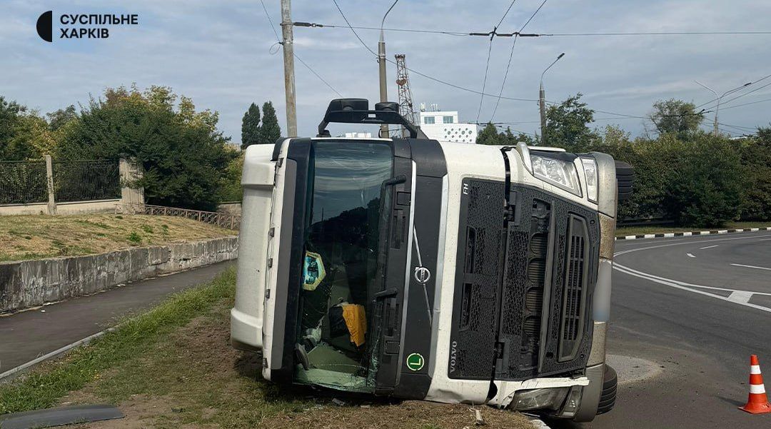 В Харькове перевернулся грузовик Volvo (фото)