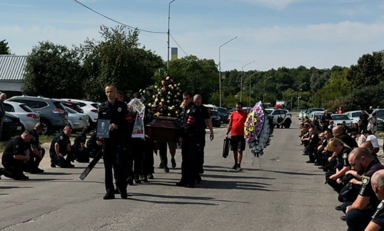 В Харьковской области похоронили полицейского, погибшего во время ракетного удара (видео)