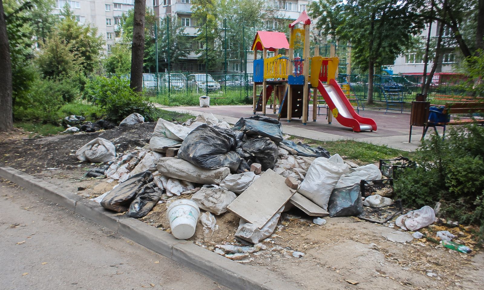 Харків’янин влаштував звалище біля дитячого майданчика