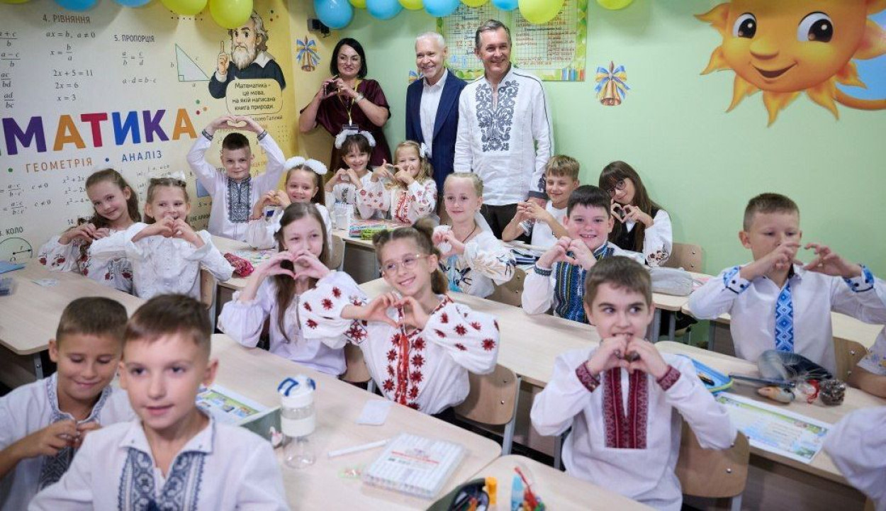 Мер Харкова і посол Франції відвідали протирадіаційне укриття у школі