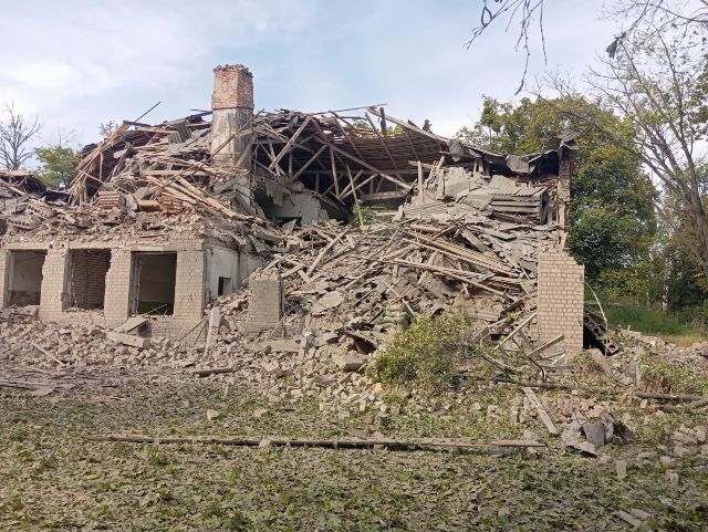 Россияне авиаударом разрушили школу в Харьковской области (фото)