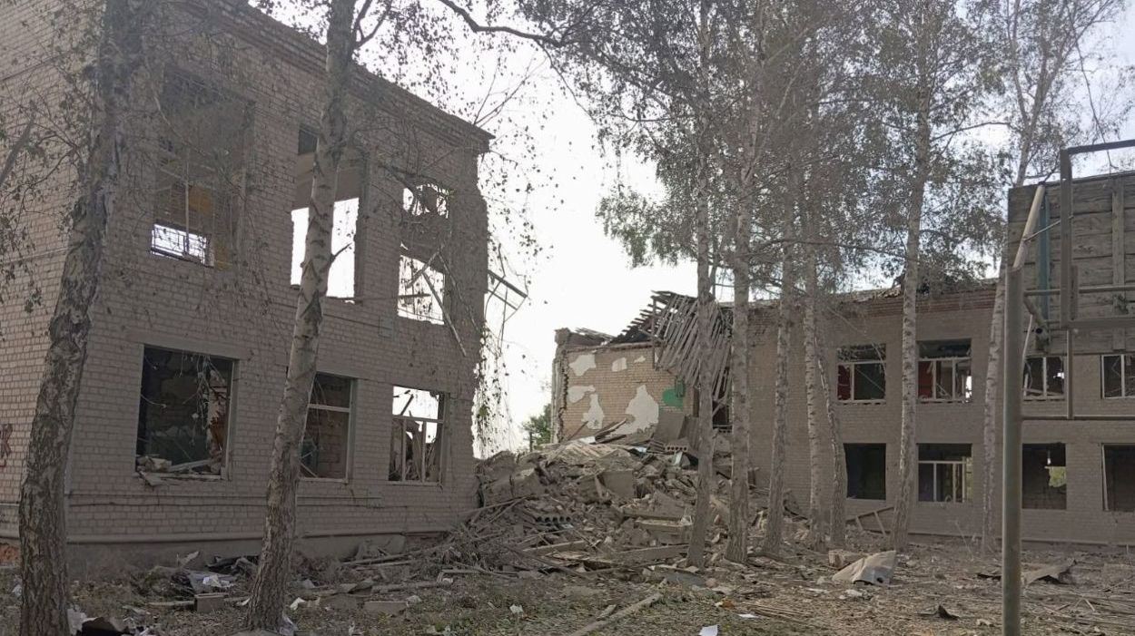 Россияне авиаударом разрушили школу в Харьковской области (фото)