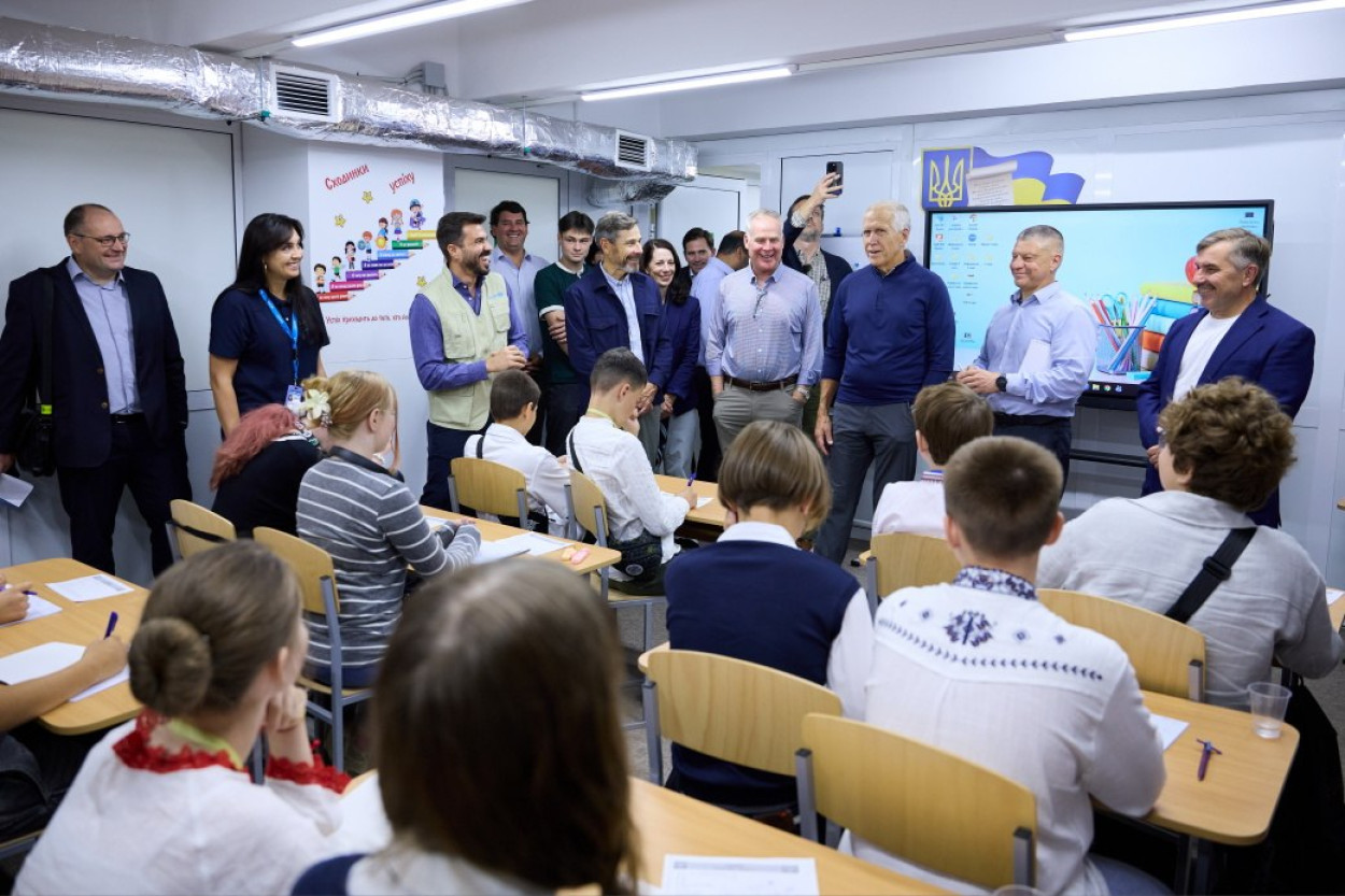 Сенатори США відвідали метрошколу в Харкові
