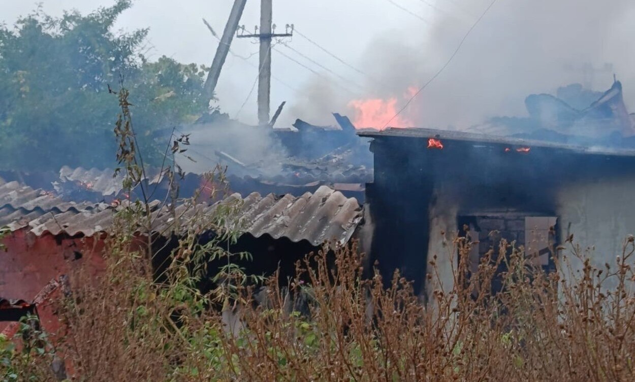У передмісті Харкова не змогли загасити пожежу в будинку через російські дрони