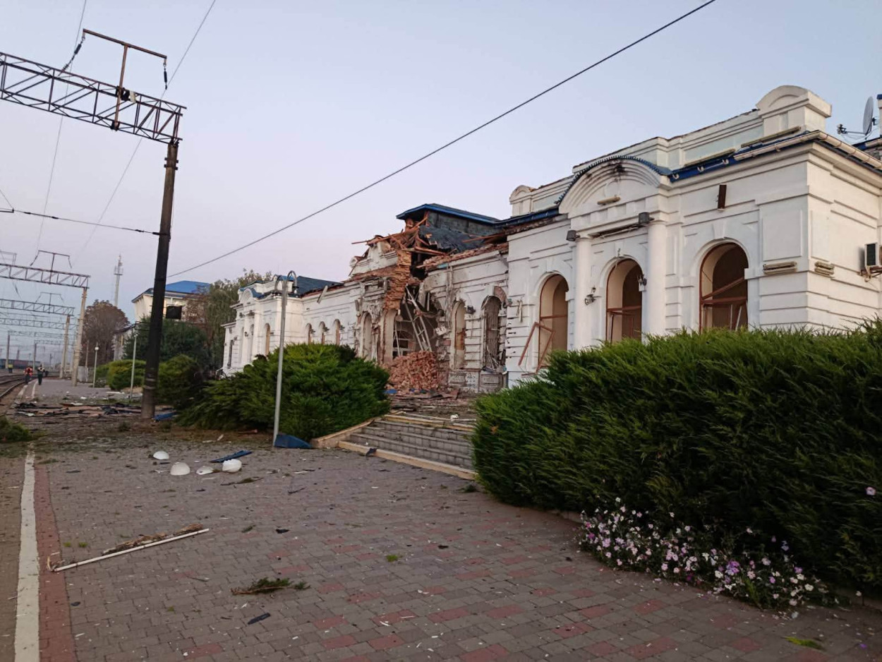 РФ ударила по вокзалу в Харьковской области (фото)