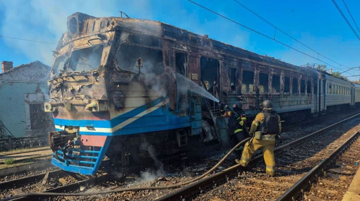 Удар по електропоїзду в Харківській області: фото наслідків