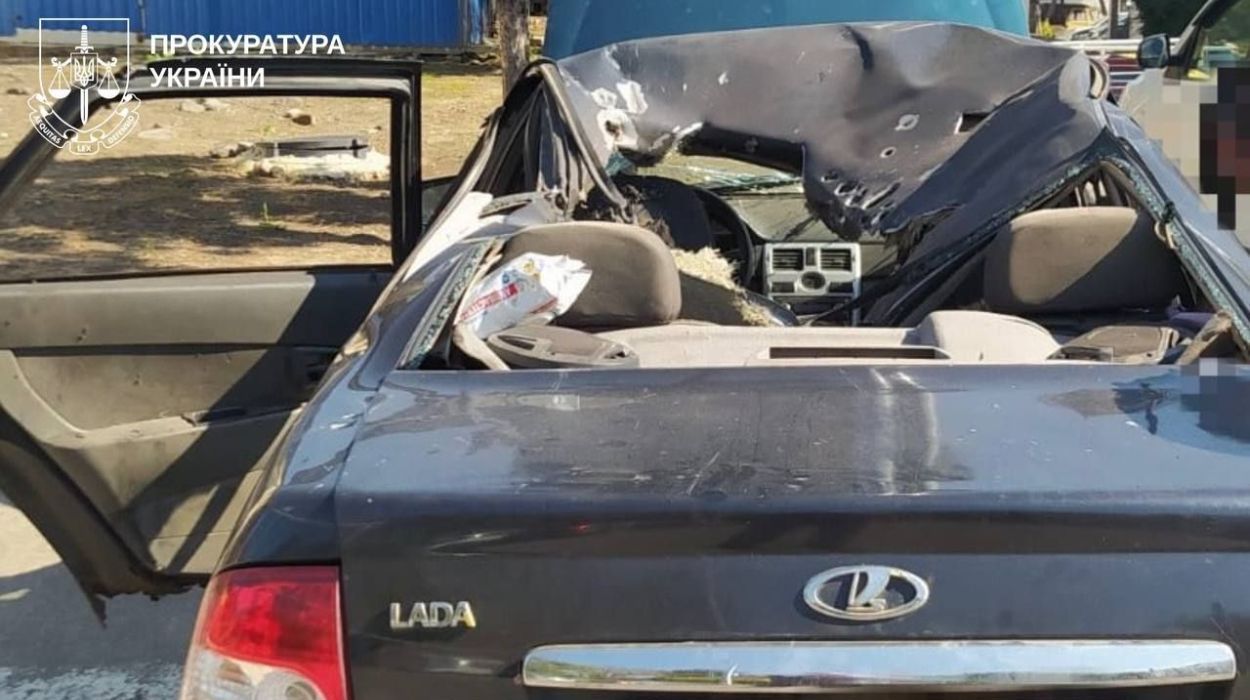Россияне FPV-дроном ударили по гражданскому автомобилю в пригороде Харькова: пострадал мужчина