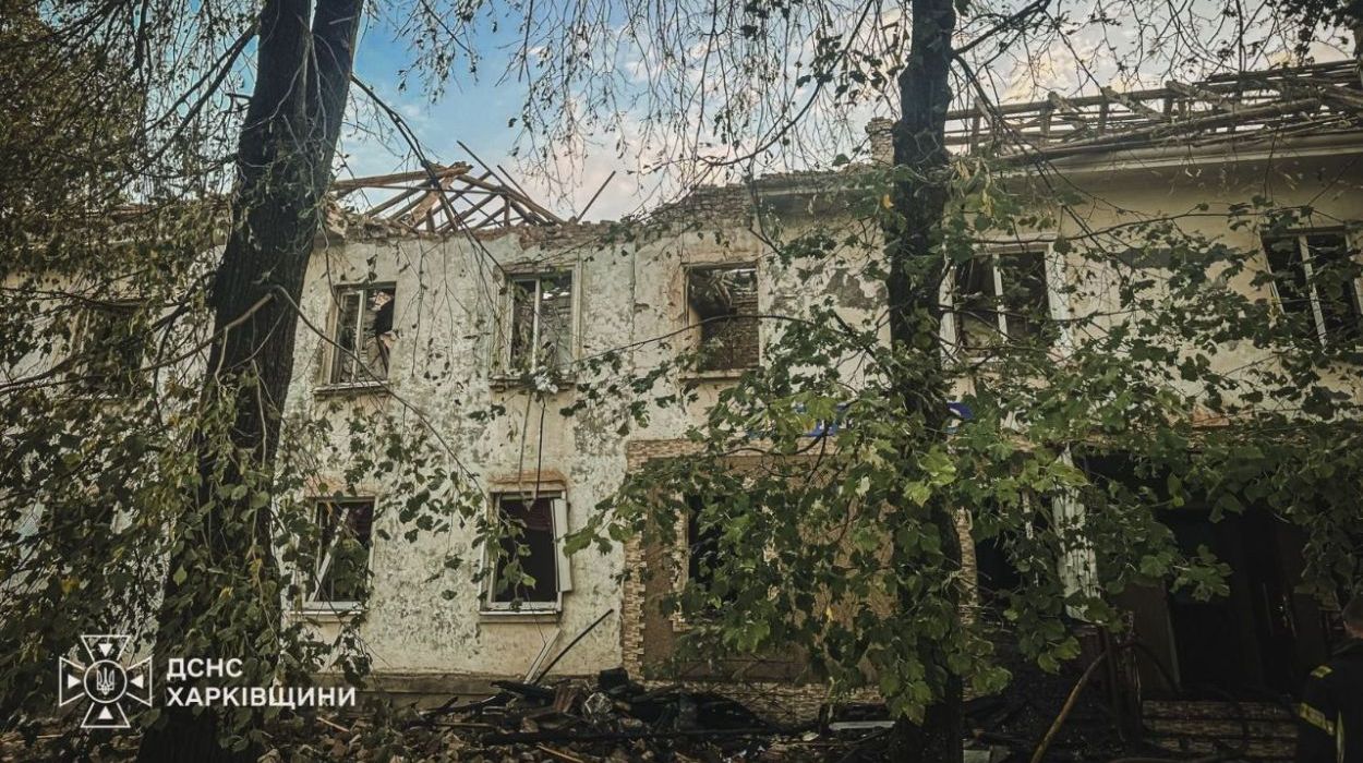 Росіяни вдарили по багатоквартирному будинку в Лозовій: виникла велика пожежа (фото)