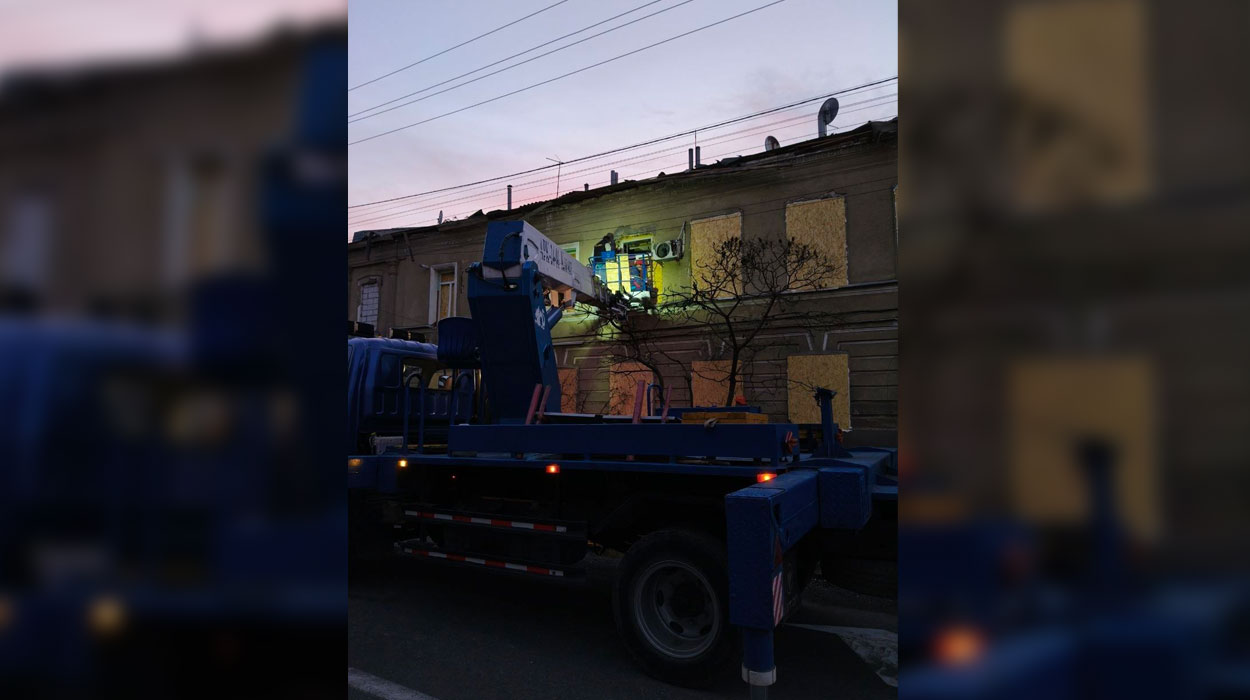 Коммунальщики Харькова ликвидируют последствия ночной атаки дронов