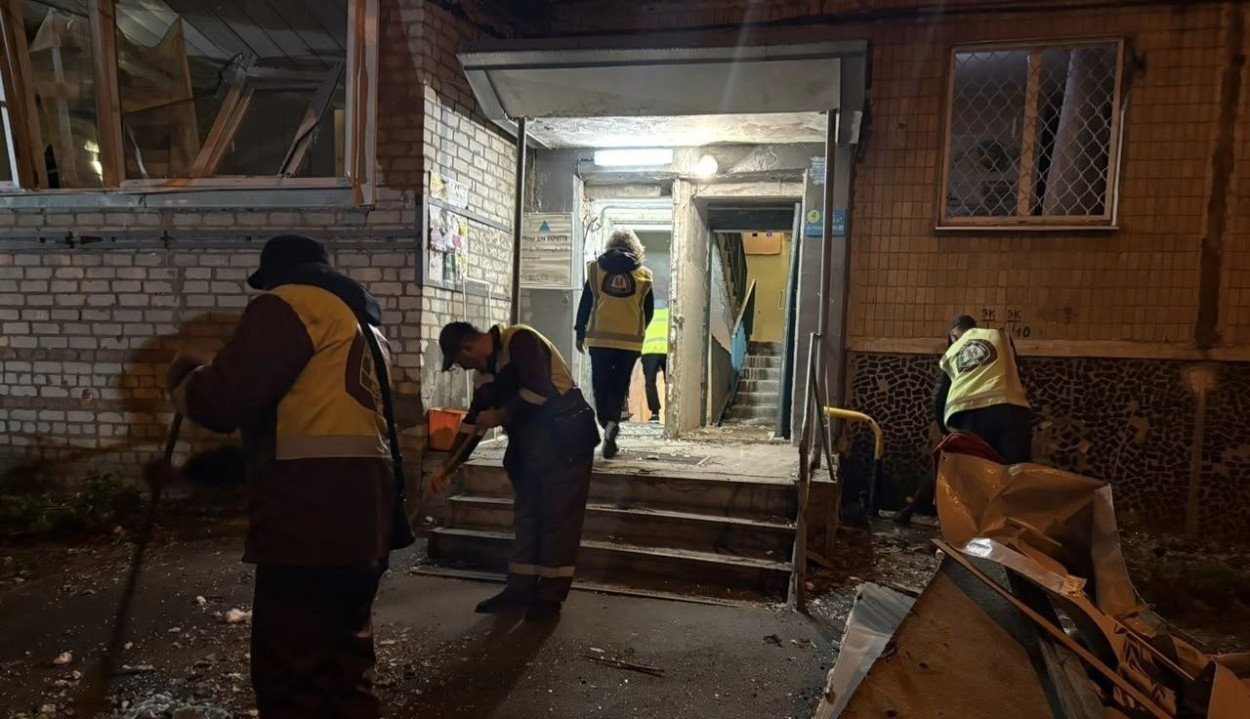 У Салтівському районі Харкова комунальники прибирають після влучання в багатоповерхівку