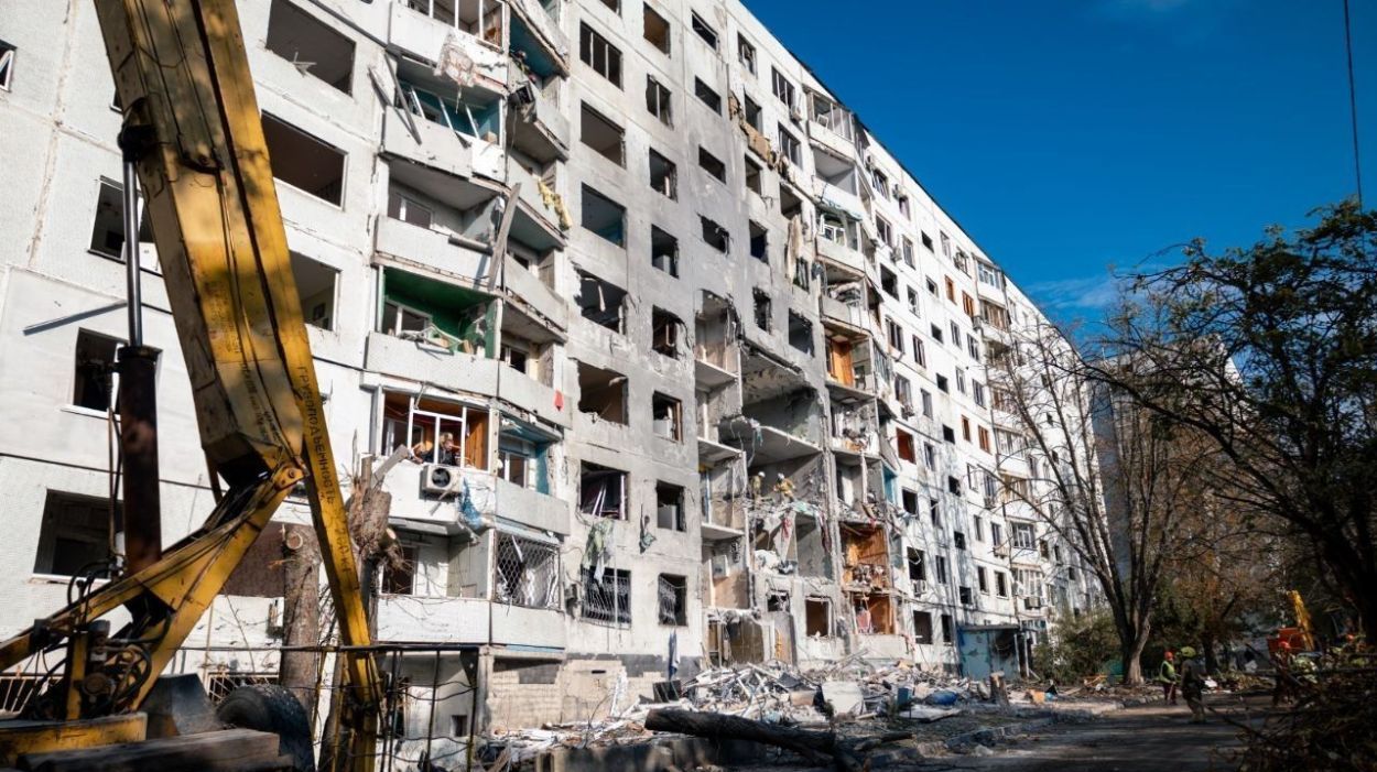 В Харькове спасатели разбирали завалы 9-этажки, по которой ударили россияне (фото, видео)