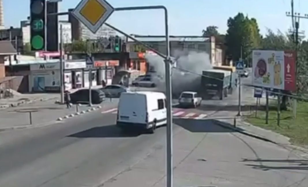 Удары по грузовикам в пригороде Харькова: видео с камер наблюдения