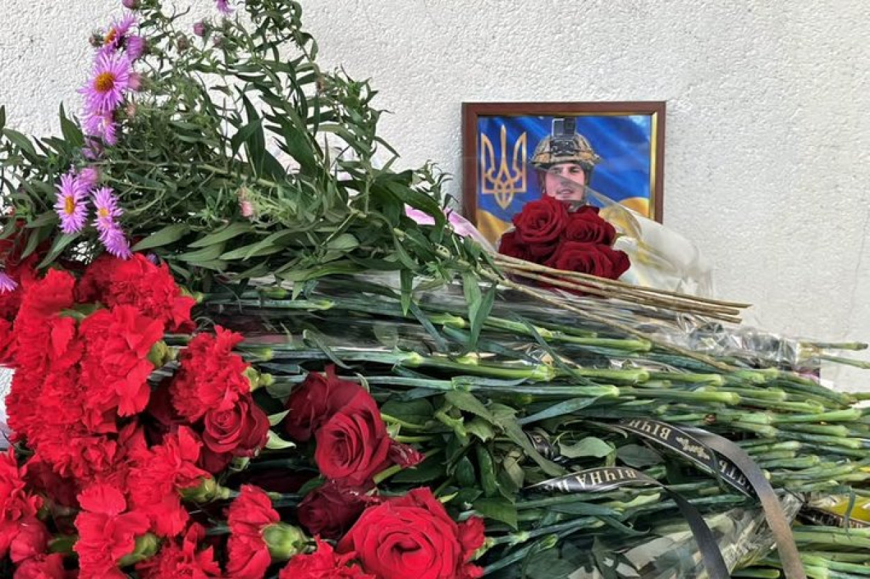 Спасал жизни побратимов на передовой: в харьковском лицее увековечили память Александра Фурманенко