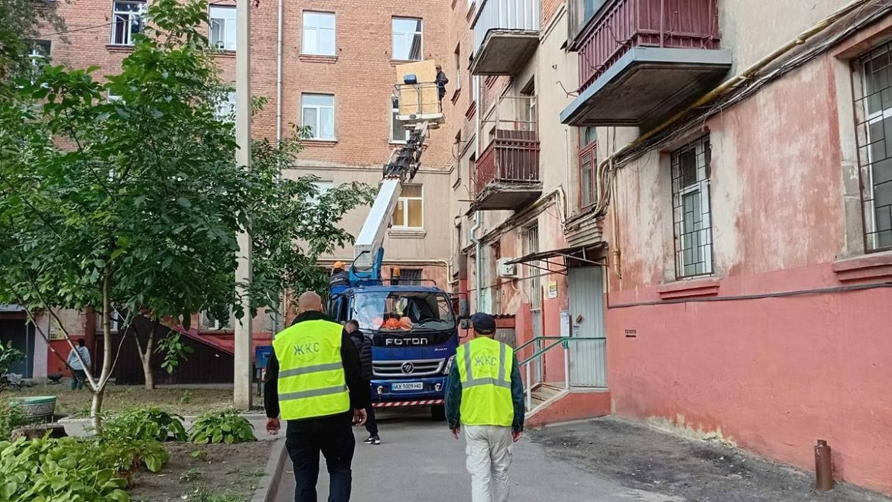 В Харькове коммунальщики убирают на местах прилетов КАБов (фото)