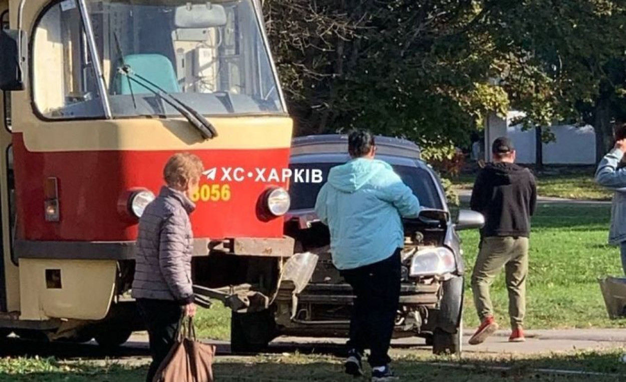 У Харкові машина зіткнулася з трамваєм (фото)