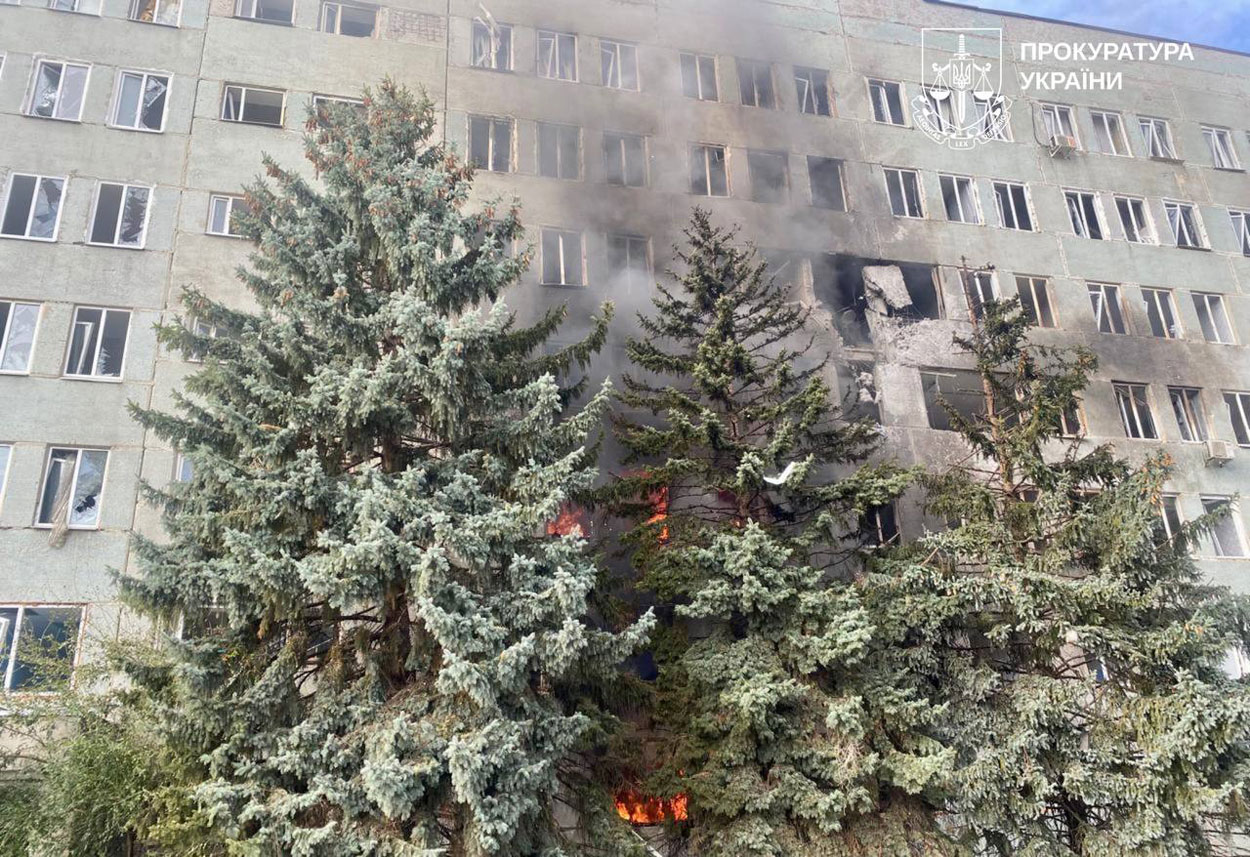Прокуратура опубликовала фото ракетного удара по поликлинике в Харькове