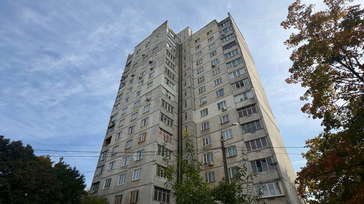 На вулиці Амосова в Харкові відновлюють житловий багатоповерховий будинок