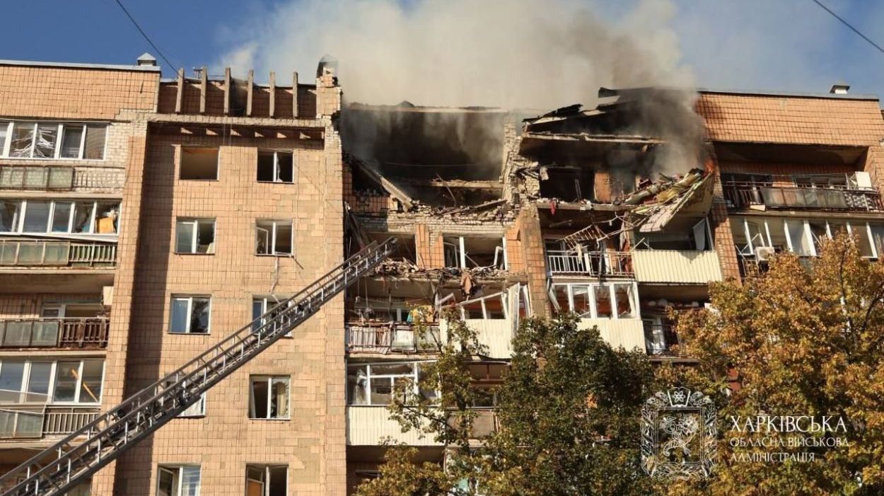 РФ утром 12 октября ударила по многоэтажкам в Харькове: фото и видео последствий