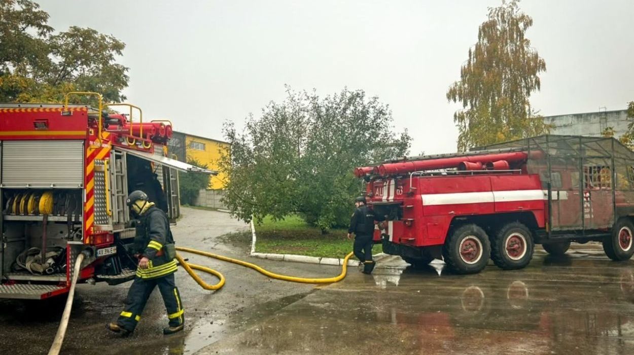 Удар по транспортному предприятию в пригороде Харькова: фото последствий