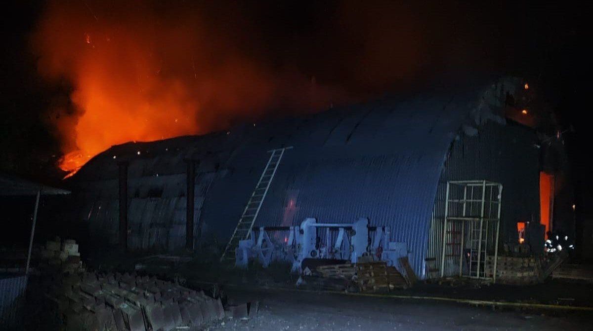 РФ вдарила по підприємству у передмісті Харкова: на місці – величезна пожежа (фото)