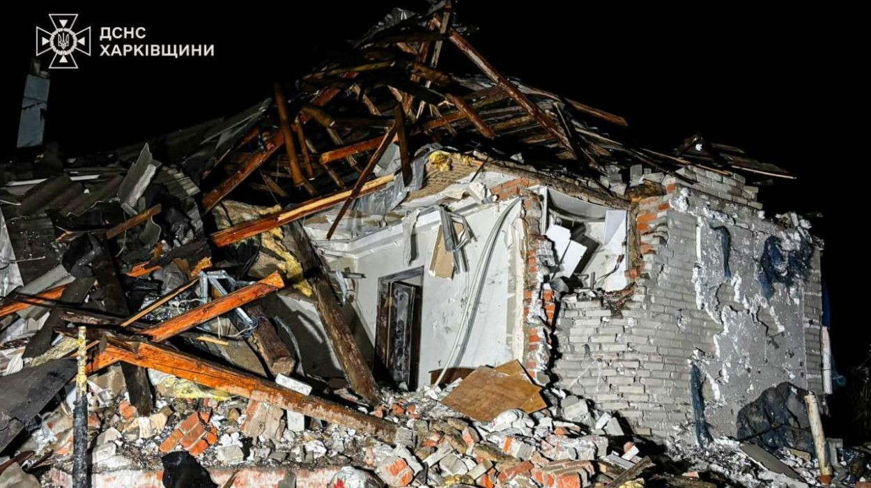 Россияне массированно обстреляли пригород Харькова: погибли двое пенсионеров (фото)