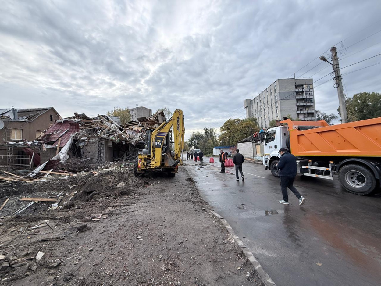 У Харкові комунальники прибирають після ракетного удару (фото)