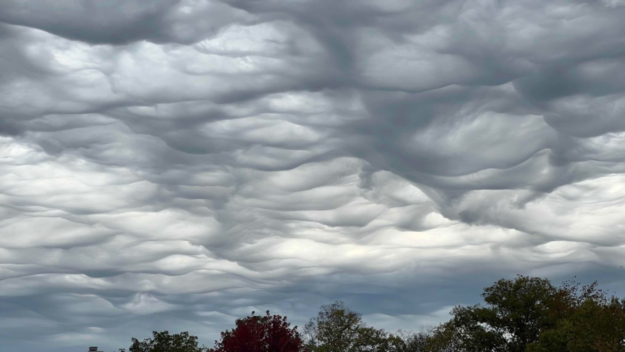В Харькове наблюдали редкое атмосферное явление — облака Undulatus asperatus (фото)