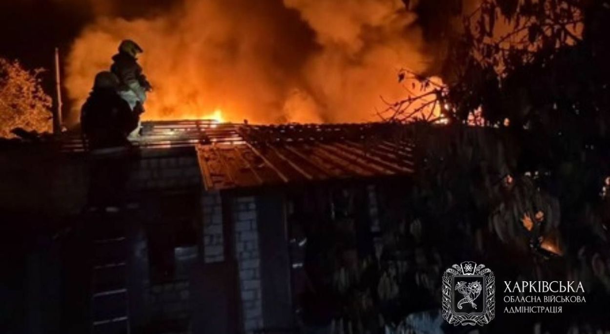 Россияне ударили по автостоянке и многоэтажке в Харькове