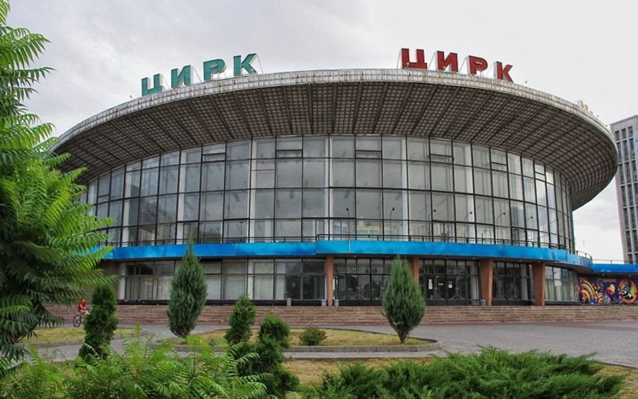 От прилета дрона пострадало здание цирка в Харькове: были ли там животные