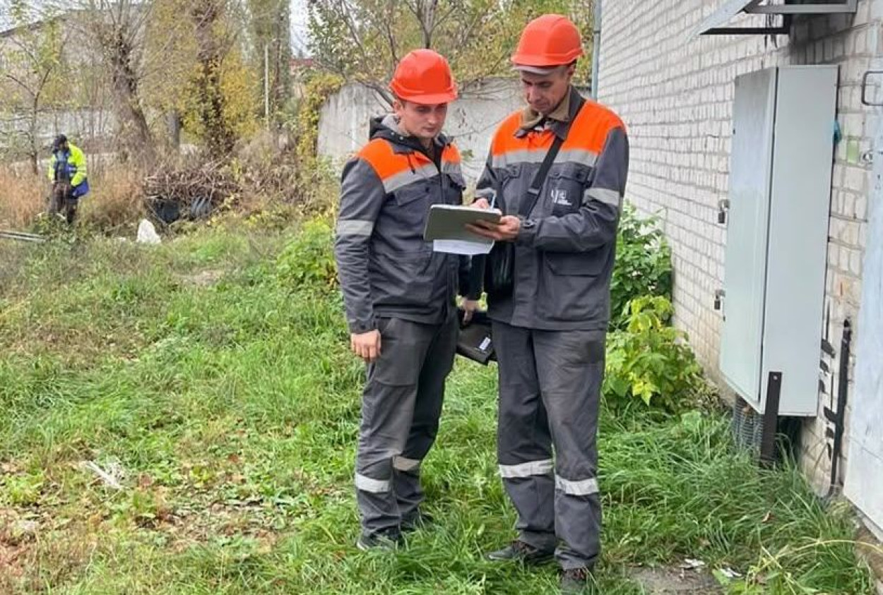 В Харькове меняют 50-летние линии электропередач