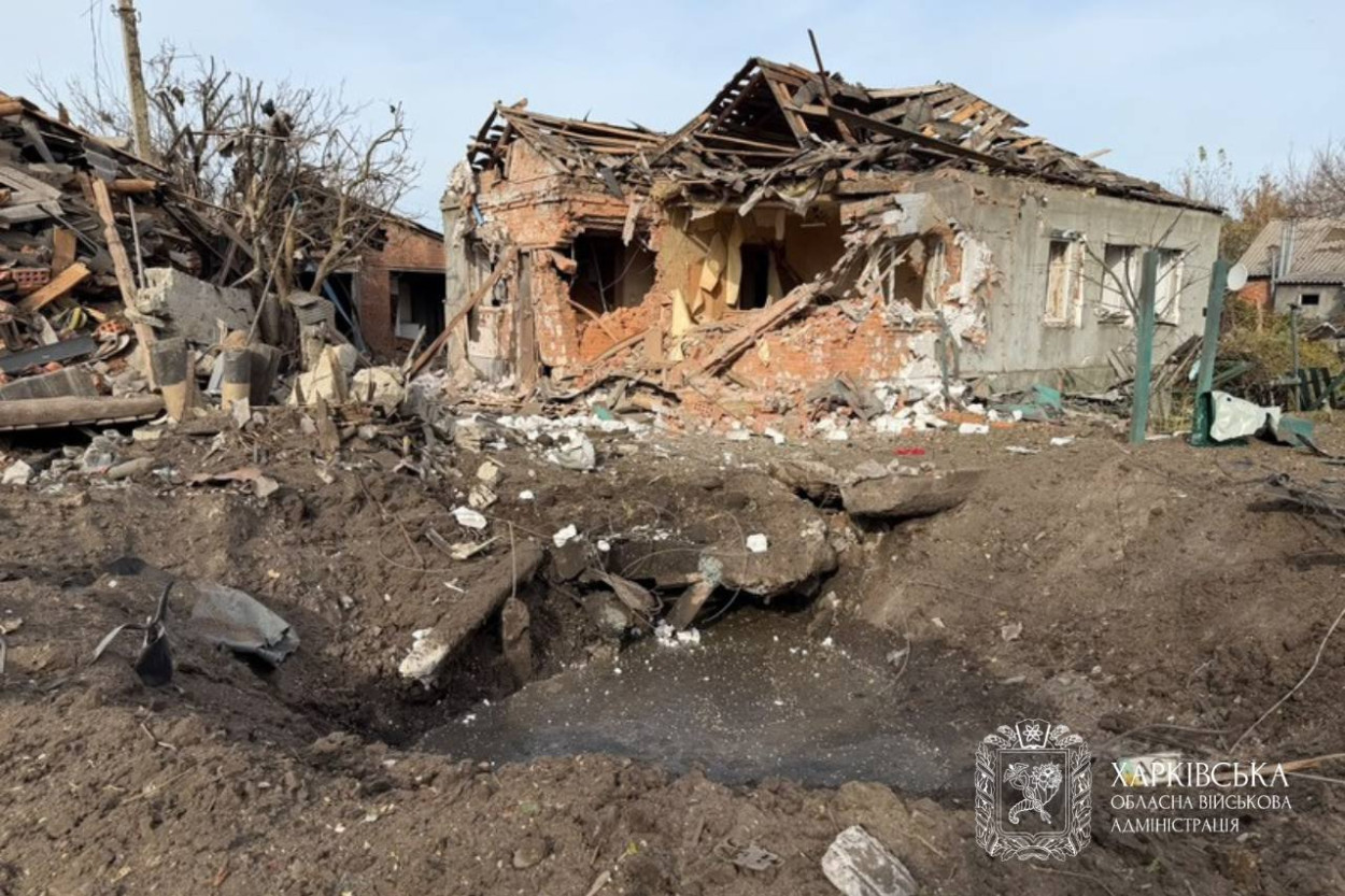 РФ ударила из РСЗО по городу в Харьковской области и дроном разрушила админздание