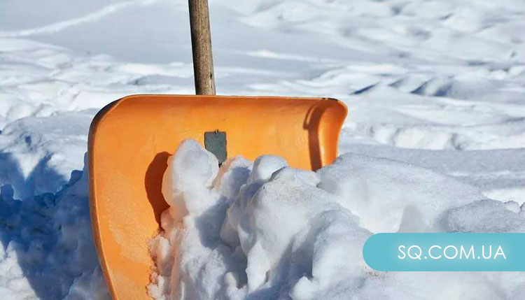 Прибирання снігу біля будинку. Корисно знати