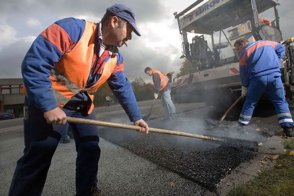 В Купянске приостановили ремонт дорог