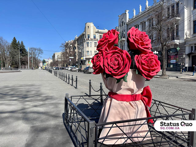 Гігантські квіти та ведмедик: центр Харкова прикрасили до весни (фоторепортаж)