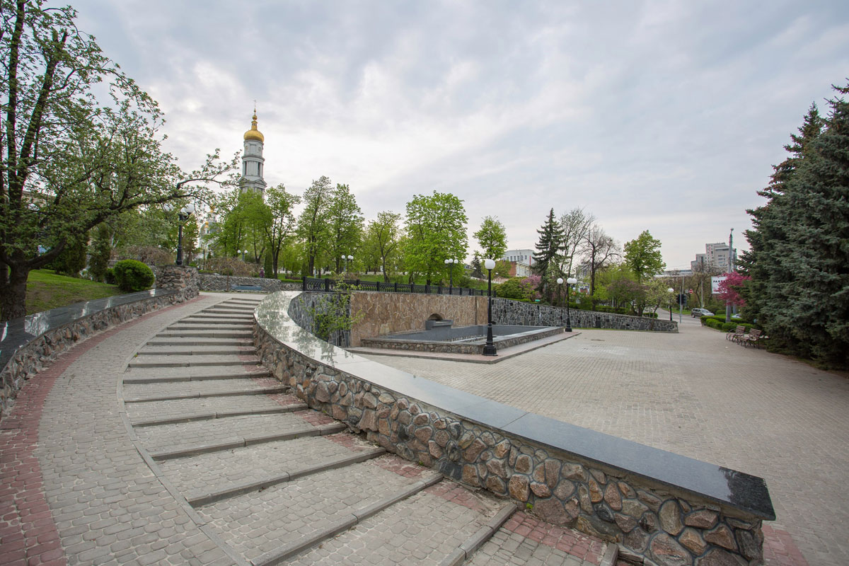 Харьковчане просят мэрию отремонтировать сквер