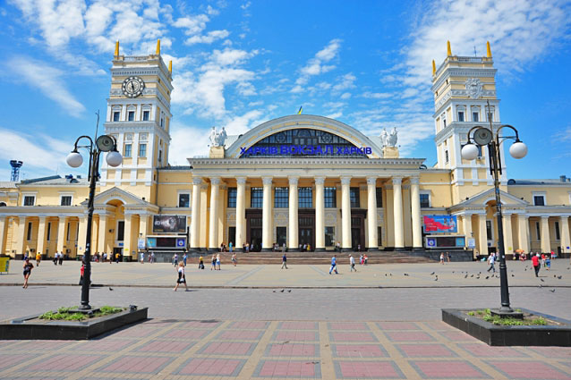 Из здания Южного вокзала эвакуировали людей (фото)