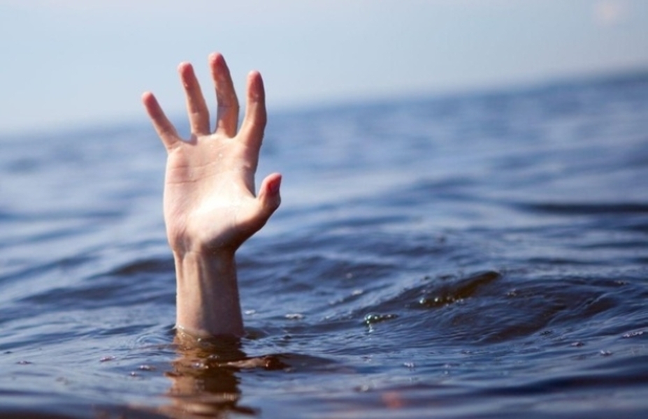Едва не утонул: из пруда под Харьковом спасатели вытащили мужчину (фото)