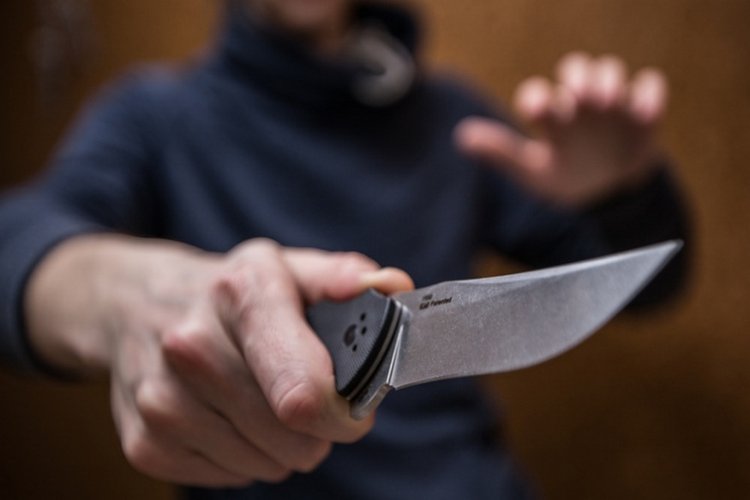 Не планировал, но ограбил: рецидивист с ножом напал в лифте на мужчину