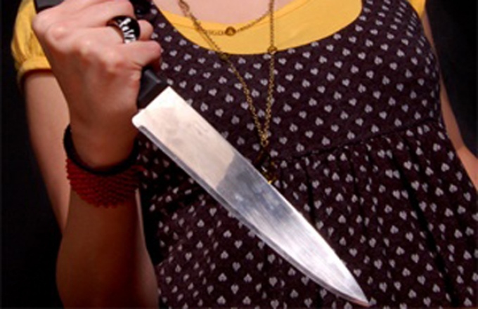 Ударила ножом в живот: женщина пыталась убить знакомого из-за имущества