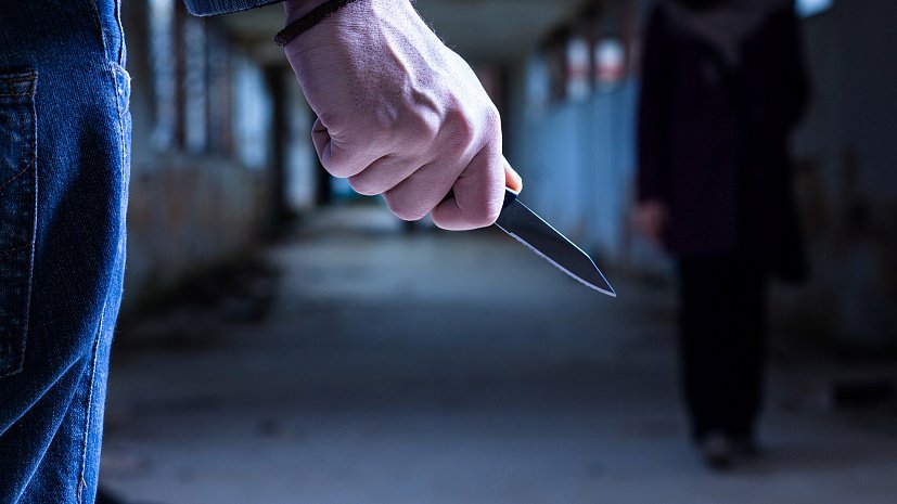 Посреди улицы в Чугуеве с ножом напали на женщину